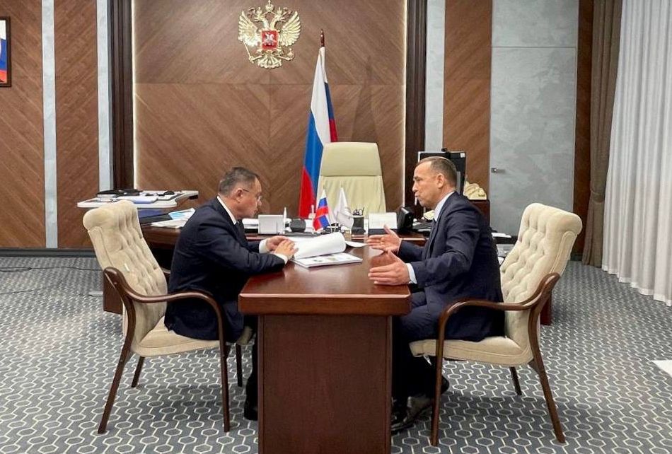 Ирек Файзуллин провел рабочую встречу с губернатором Курганской области Вадимом Шумковым.
minstroyrf.gov.ru/press/irek-fay…