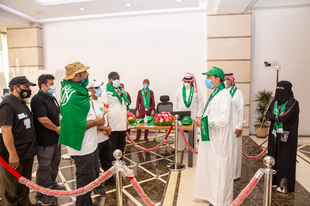 asirmunicipal's tweet image. أمين ⁧#عسير الدكتور وليد الحميدي يستقبل الرحّالة السعوديين الهباش و الشهراني بمقر الأمانة بمدينة #أبها قادمين من محافظة طريب ⁧مشياً على الأقدام احتفالا ب #اليوم_الوطني_السعودي91 .
#هي_لنا_دار