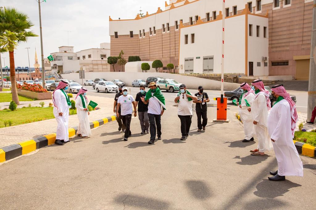 asirmunicipal's tweet image. أمين ⁧#عسير الدكتور وليد الحميدي يستقبل الرحّالة السعوديين الهباش و الشهراني بمقر الأمانة بمدينة #أبها قادمين من محافظة طريب ⁧مشياً على الأقدام احتفالا ب #اليوم_الوطني_السعودي91 .
#هي_لنا_دار