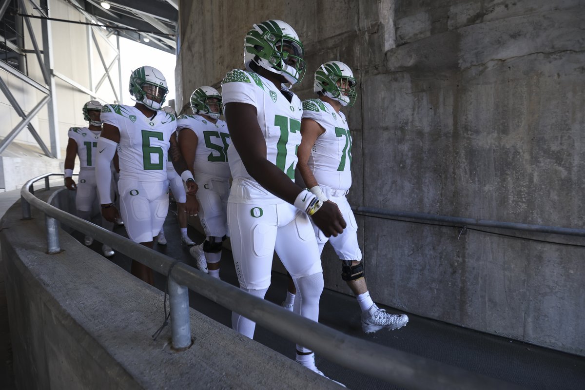 oregonfootball's tweet photo. ⚪
⚪
⚪

#GoDucks https://t.co/rUQ2eeqmEK