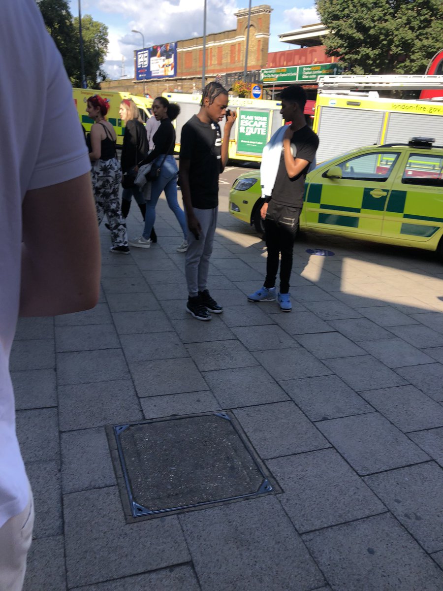 Lisa_SEND's tweet photo. What’s happened at #Vauxhall #VauxhallStation @TfL @metpoliceuk @LondonFire https://t.co/mJHEJbT2sG