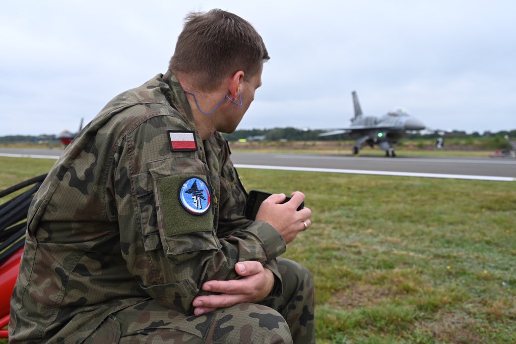 #WeAreKeeBee Great outdoor day, in good Company ! Share your best pictures &amp; compositions with us ! #BEAirForce #Spotterday #Avgeek #Avgeeks