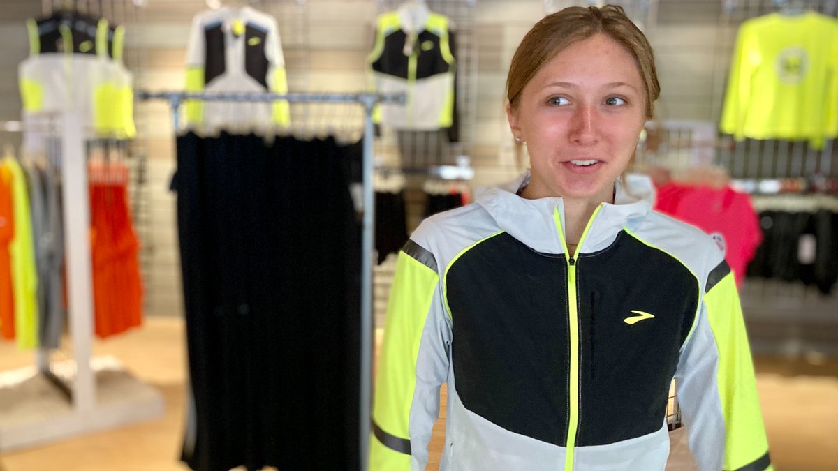 annarbor_rc's tweet image. Stay super visible and comfortable in the @brooksrunning Carbonite Jacket this fall ➡️ winter. Lightweight fabric resists wind and water while targeted reflectivity increases visibility.