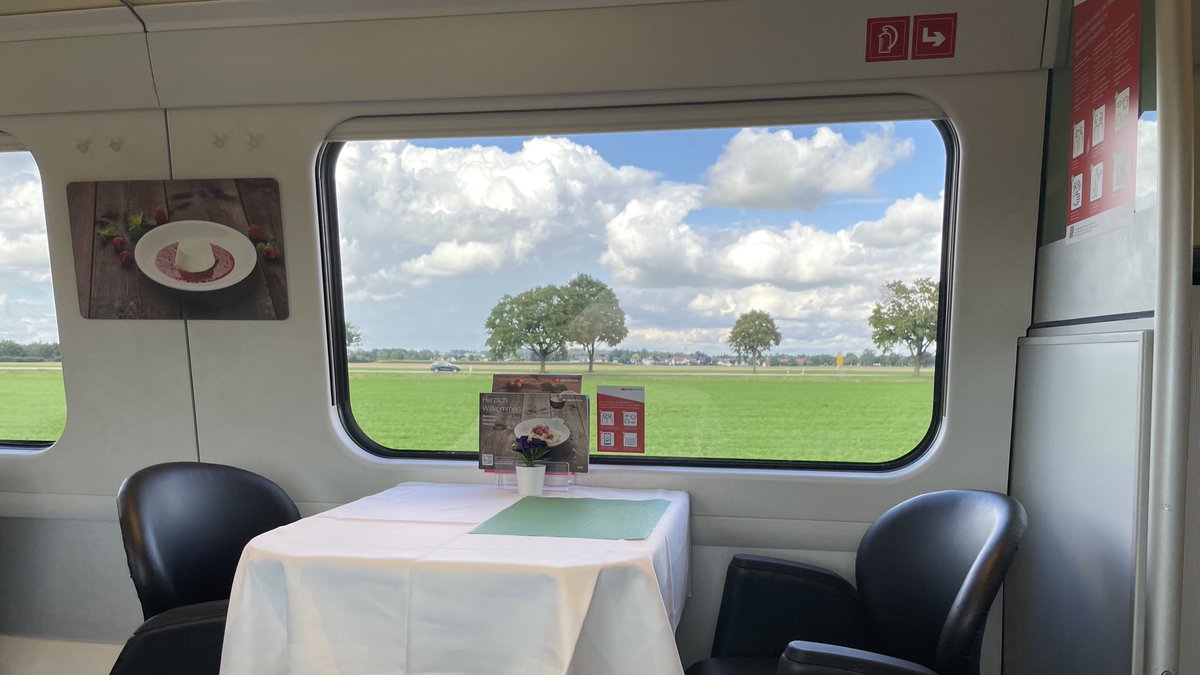 AndreasWiede's tweet photo. @_DiningCar of the #SBB #ETR610 #RABe503 #Astoro #Pendolino #Eurocity from #Munich 🇩🇪 to #Zurich🇨🇭via #Bregenz 🇦🇹. On the German section the @elvetino train restaurant operates on a take-away basis only. (Taking a few quick photos of the carriage interior was, however, possible.) https://t.co/fuo6sWmClU
