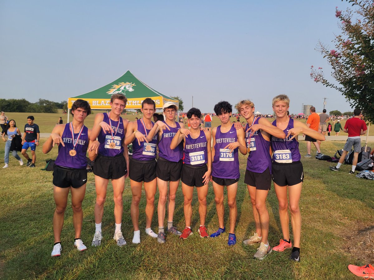 fayxcdistance's tweet photo. What a day! Ran a hilly and hard Texas course and boys placed 2nd and girls 4th against some tough Texas teams. Carson Wasemiller was 3rd overall &amp; @hudson__betts made a statement with a huge win and a horns down as he finished. 🤣 https://t.co/lq7jOHL9g3