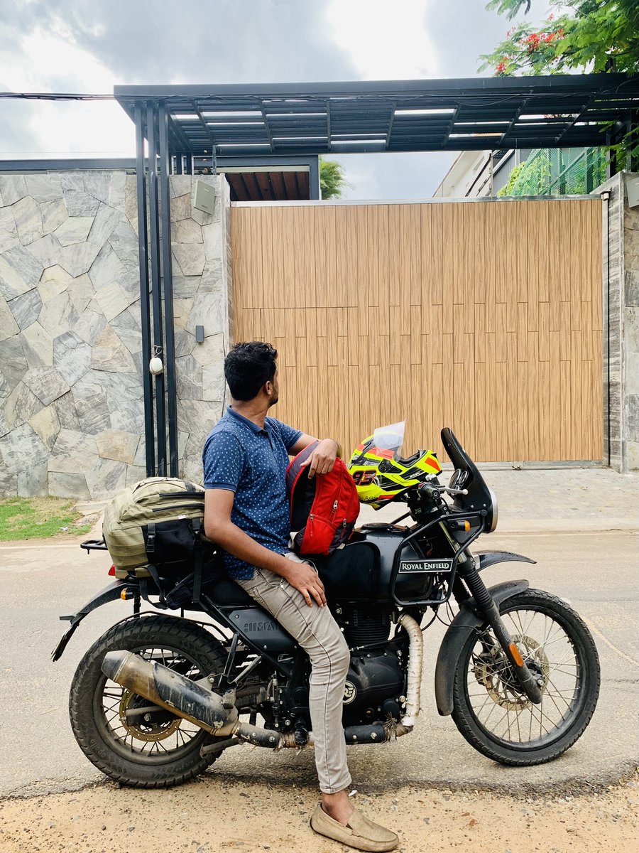 salmankhanvp's tweet photo. In front of #THALAPATHY home, soon a pic with him. #ilayathalapathy @actorvijay @SanjeeveVenkat https://t.co/eUxhVw0FbQ