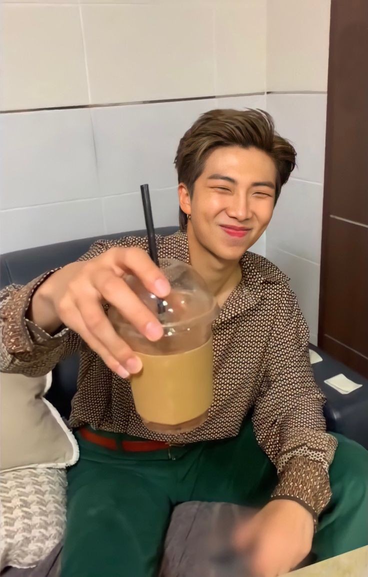 yellowzn's tweet photo. #HAPPYBIRTHDAYNAMJOON
best leader and owner of the sweetest and most beautiful smile, I wish you a long healthy life always and always happy in life, thank you for being there, thank you for everything, stay together and live happy days🥳🎂💗💜
love you so much 💜 https://t.co/GYtVeAgdu8