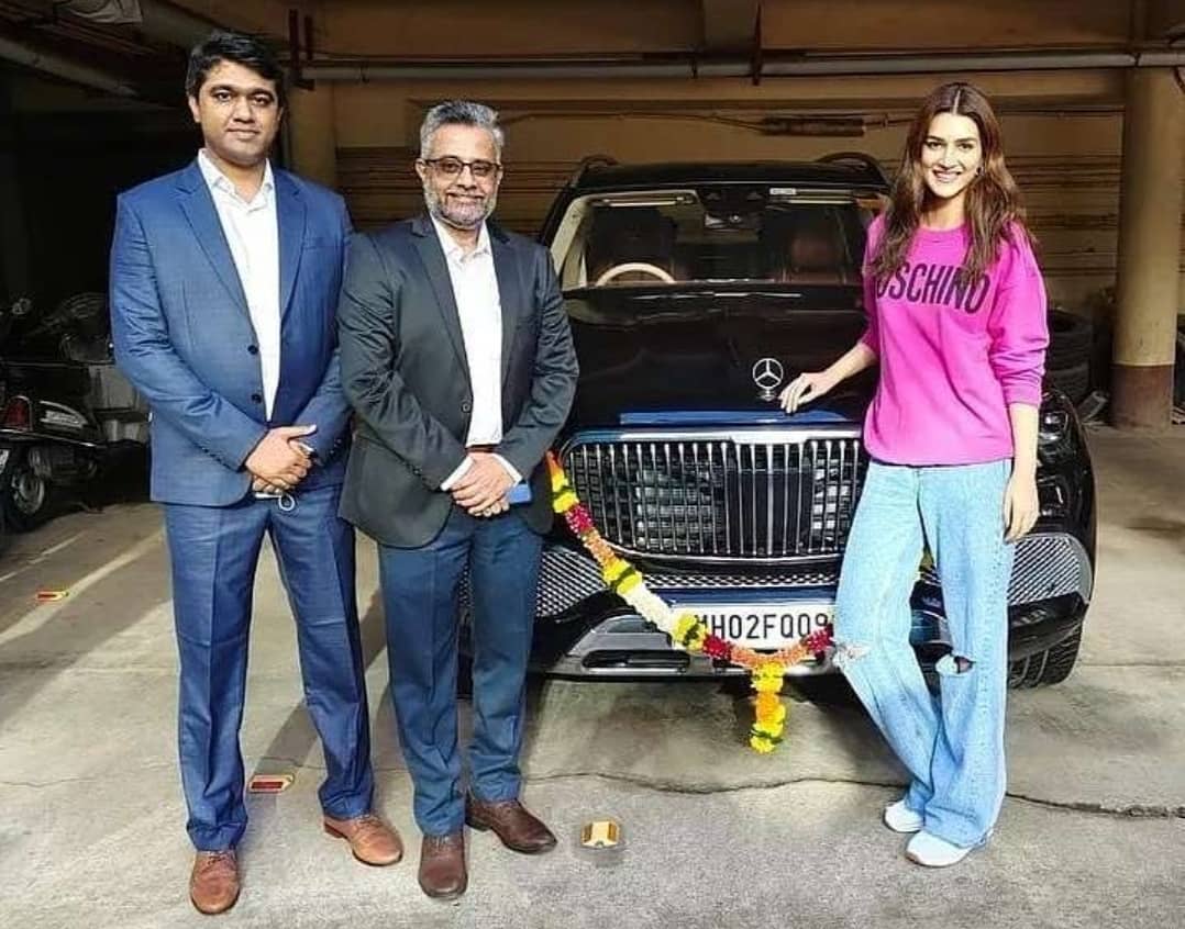 New added @mercedesmaybach

@kritisanon with her all new Mercedes-Benz Maybach GLS 600 🔥  Price is almost (2.43 crore ) 💥

#kritisanon #mercedesbenz #maybachgls600