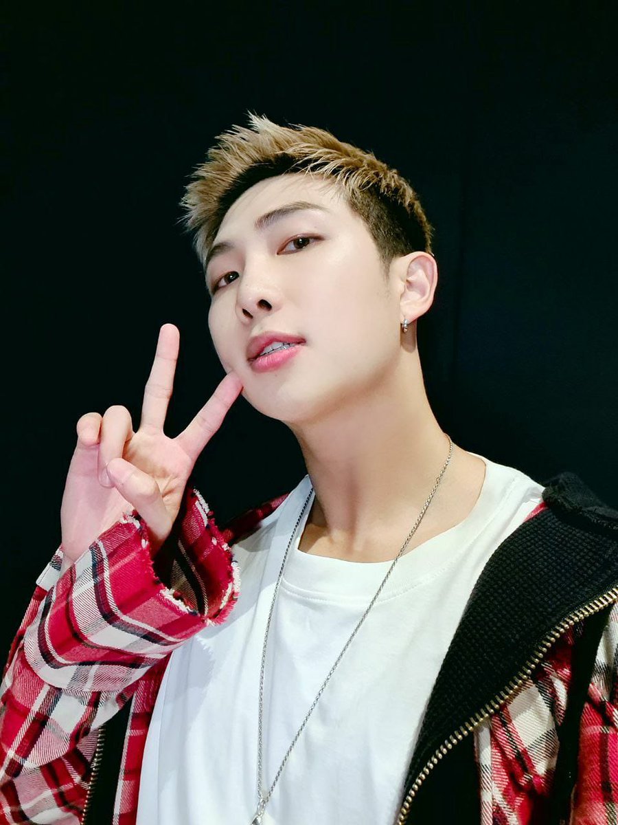 ApriliaViany's tweet photo. #HAPPYBIRTHDAYNAMJOON I wish you more success in the future, and may you always be happy 💜 @BTS_twt https://t.co/bzPYSjpf9X