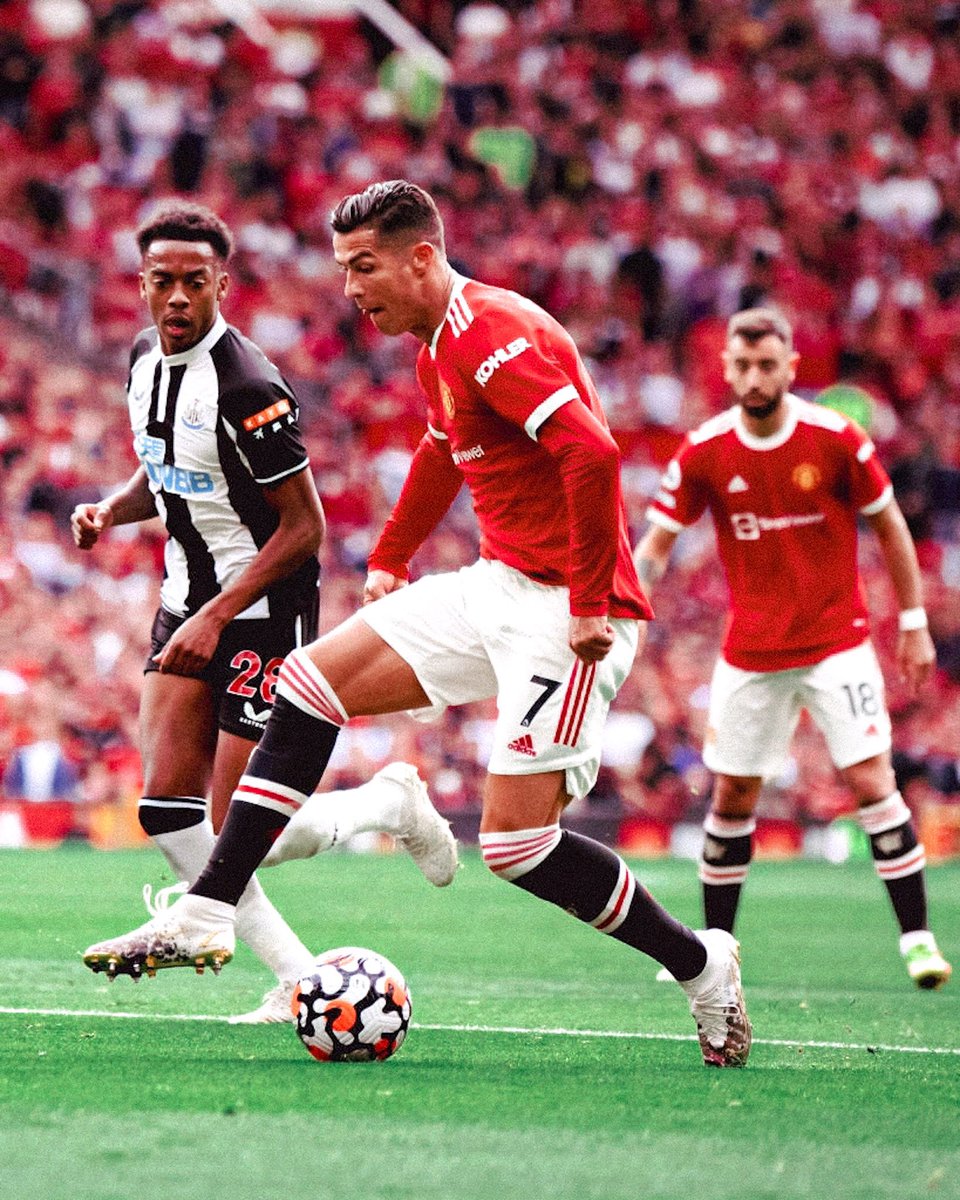 TimelineCR7's tweet photo. 36 - Cristiano Ronaldo (36y 218d) is the OLDEST player to score a brace in a Premier League match since Graham Alexander for Burnley against Hull in April 2010. https://t.co/0i5D2yT8Gd