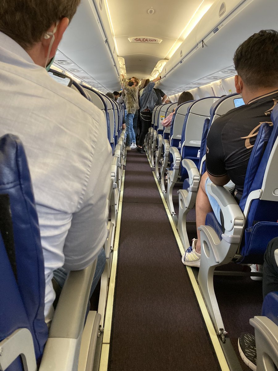 Sandybcm's tweet photo. De lo bueno que ha dejado esta pandemia: el orden al bajar de un avión. https://t.co/xWxw4cECfJ