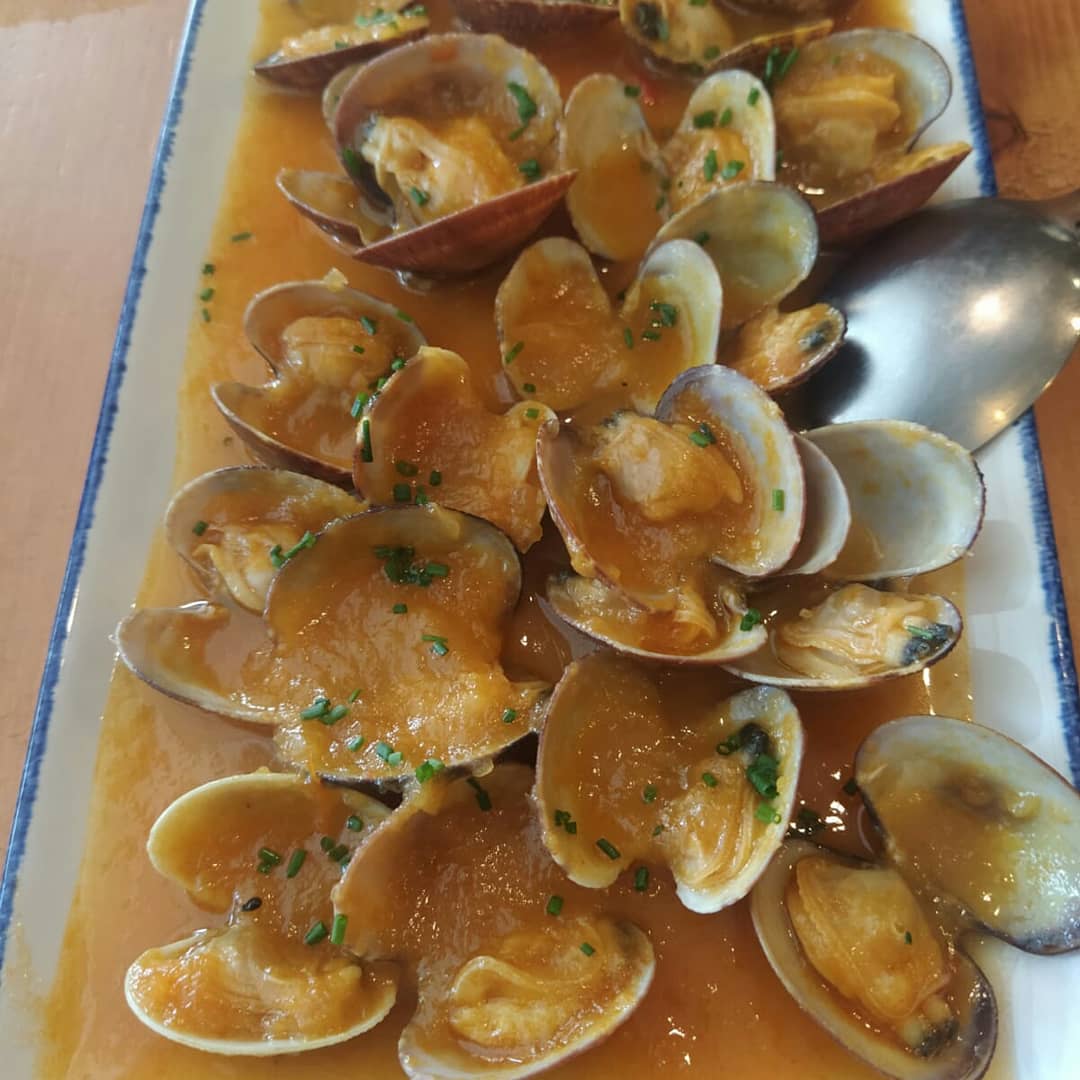 EntreChigres's tweet photo. Almejas a la marinera, Lubina a la plancha y Tarta de queso #Gastronomía #Galicia #ACurva #Portonovo #Mar #Fresco #CaloríasOrgullosas https://t.co/qjhr4jNsas