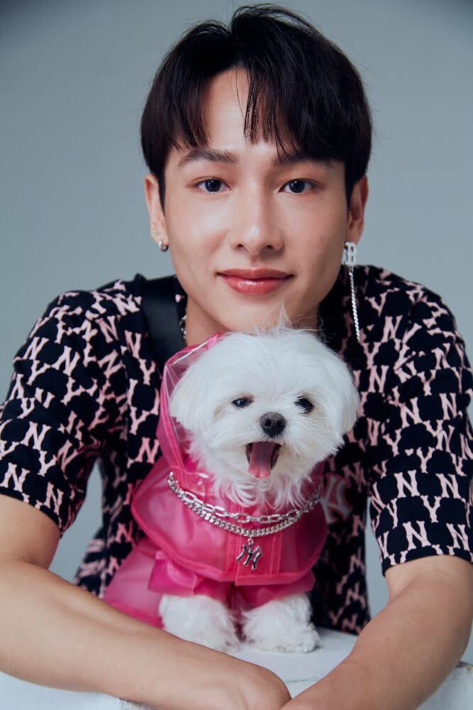GMMTV's tweet photo. ครั้งแรก! 'กัน' เดบิวต์ 'น้องบี่บี๋' สัตว์เลี้ยงคู่ใจมาถ่ายแบบด้วยกันเป็นครั้งแรก
ใครอยากเห็นความน่ารักของ 'กัน' และ 'บี่บี๋' กดติดตาม Mint Magazine ทุกช่องทางรอไว้เลย! @mintmag_th 

#MLBPet #MLBCrewth #MLBThailand #MintPet #MintMagTH #GunBiBiXMintPet
#GMMTV https://t.co/0EkbsFSoCR