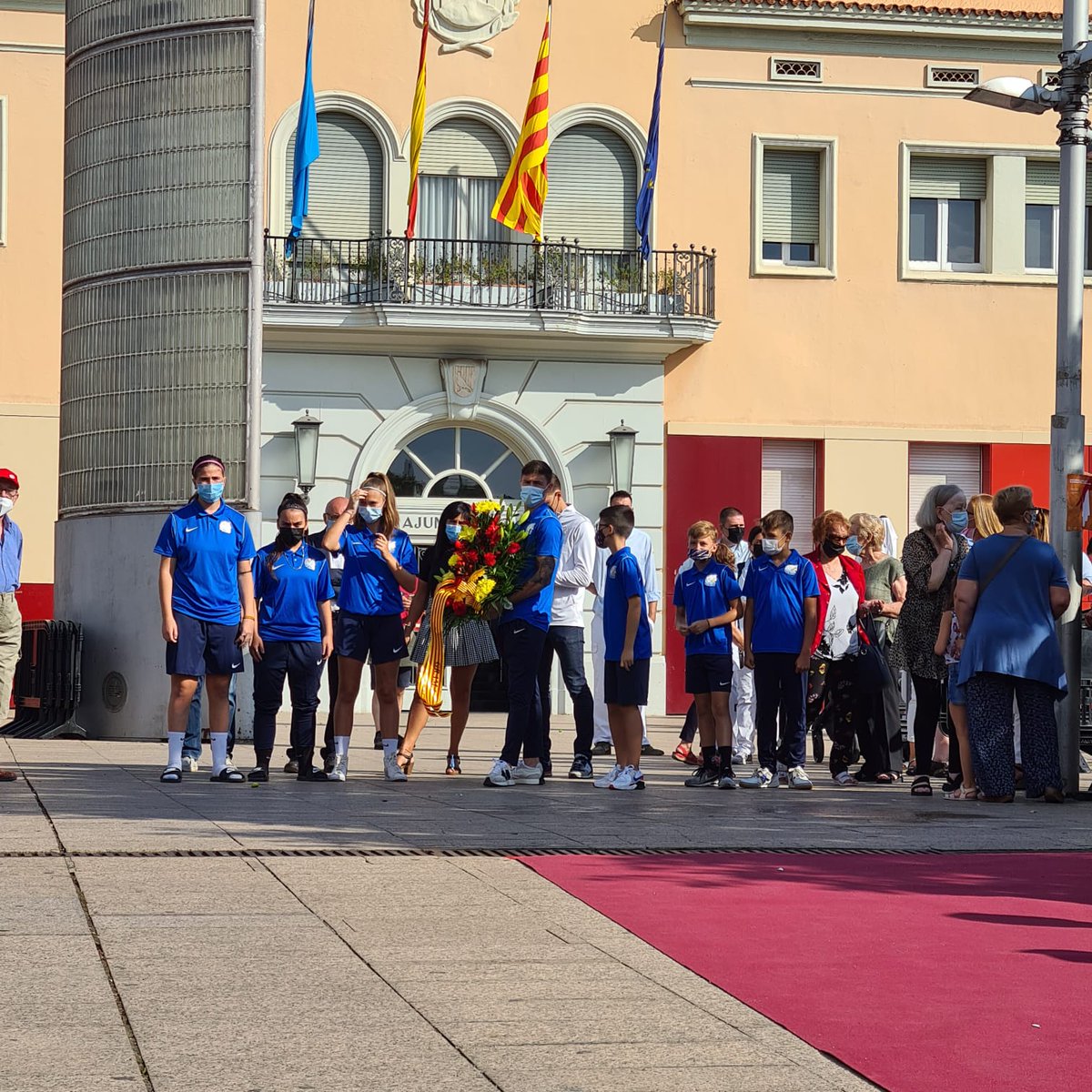 FundacioGrama's tweet photo. La Grama present a la ofrena floral de la #Diada2021 de #Catalunya.
📝 https://t.co/UO9oqHGUkM
Feliç Diada a tothom!!
#SantaColoma #FundacióGrama #Grama #Gramenet #DiadaNacionaldeCatalunya https://t.co/cFTCa64WOD