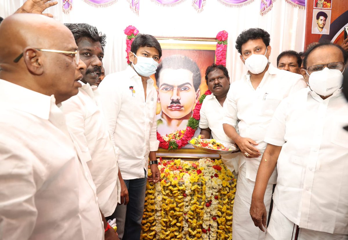 Udhaystalin's tweet photo. தேவேந்திர குல வேளாளர்கள் பேரமைப்பு சார்பில் திருச்சியில் நடைபெற்ற தியாகி இம்மானுவேல் சேகரன் அவர்களின் 64-ம் ஆண்டு நினைவேந்தல் நிகழ்ச்சியில் அவரது திருவுருவப்படத்துக்கு மரியாதை செய்தோம். இம்மானுவேல் சேகரனாரின் பணிகளை என்றென்றும் போற்றுவோம்.
@KN_NEHRU @regupathymla @Anbil_Mahesh https://t.co/8rsTojiU4z