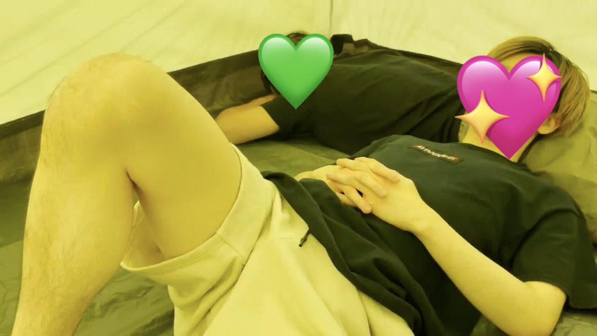 so___ra31's tweet photo. [sttube]⛺️
最初はぽつぽつと話していた3人も、だんだん眠くなってきて就寝。💜は💚の背中を枕にして寝てる。姫ズの寝顔の美しさにファン大興奮。

#6音で妄想 
#あなたもメンバー https://t.co/5WBjDNz4Gw