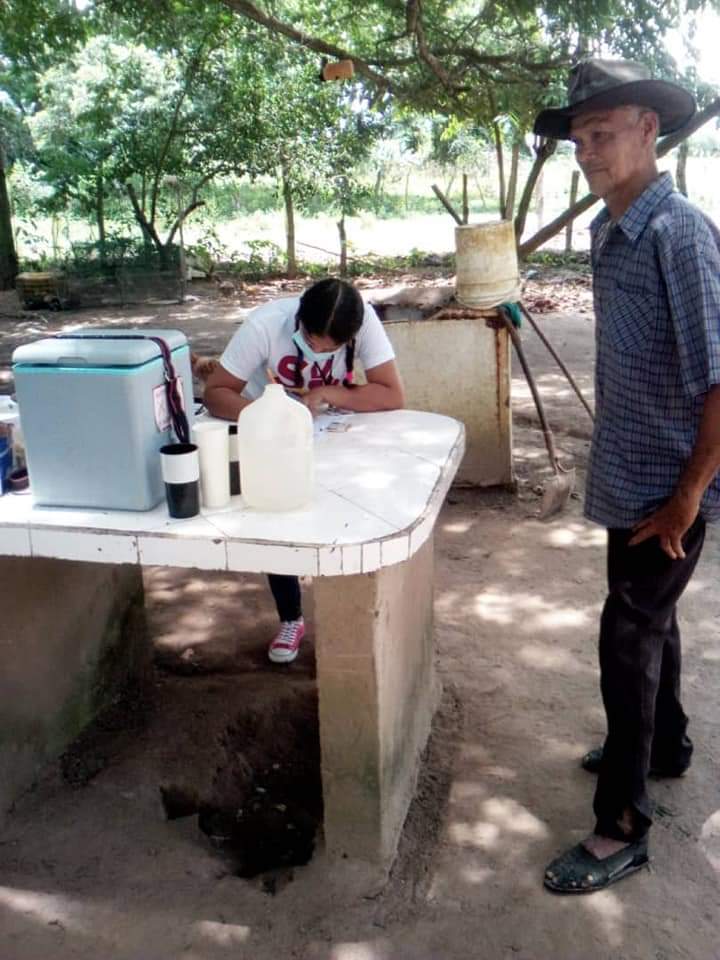 MSVApure's tweet photo. #Municipio Achaguas 🇻🇪✌️
Los brigadistas del @MovSomosVApure sigue en batalla junto a los medicos en el casa a casa vacunando al Pueblo contra el #covid-19 está vez en el Sector #Cogoyal
#QuitaleLaCoronaAlVirus
#SaludMental https://t.co/uqQLKtfs8B