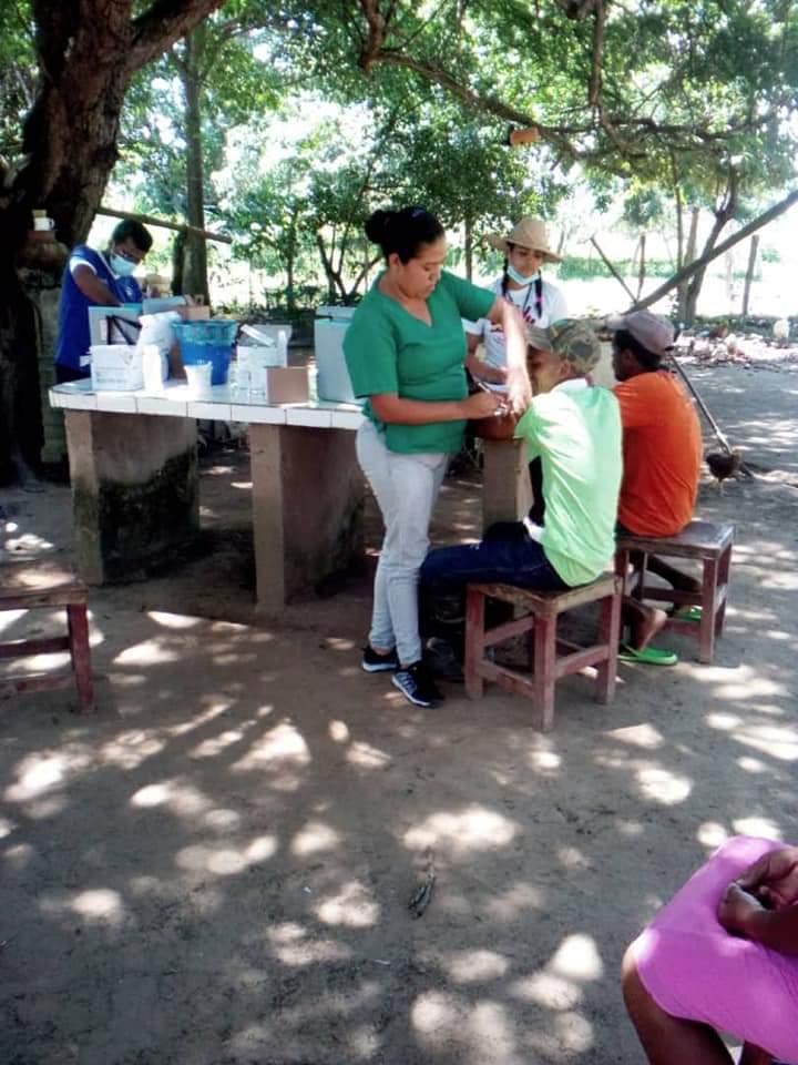 MSVApure's tweet photo. #Municipio Achaguas 🇻🇪✌️
Los brigadistas del @MovSomosVApure sigue en batalla junto a los medicos en el casa a casa vacunando al Pueblo contra el #covid-19 está vez en el Sector #Cogoyal
#QuitaleLaCoronaAlVirus
#SaludMental https://t.co/uqQLKtfs8B