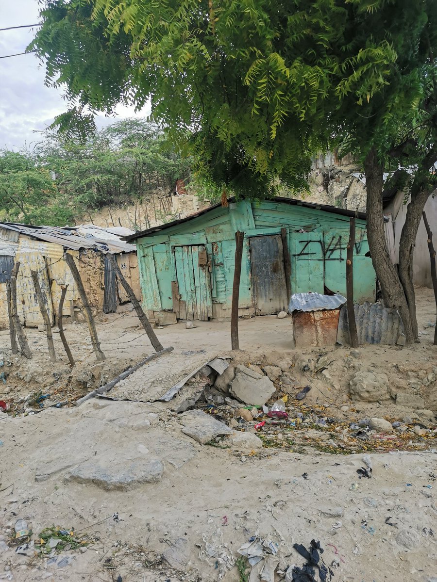JennyTorres67's tweet photo. Querida persona clasemediera:
Ese es el barrio La Q, Jimaní. Es zona "urbana". La pobreza al 2010 era más de 80%. La foto es de ayer. El barrio entero es así. Existe una violencia estructural que va más allá de tu internet 24/7, tus ganas de mention y el espejo en que te miras. https://t.co/17NGGWAKjd