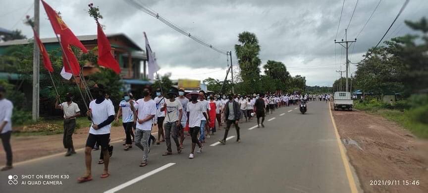 Arn_the_king's tweet photo. Youths from #Thayet_Chaung Township marched with full force and calling @UN to recognize @NUGMyanmar as legitimate government.
#UN_RecognizeNUG
#Sep11Coup
#WhatsHappeningInMyanmar https://t.co/gxrHAipPz7