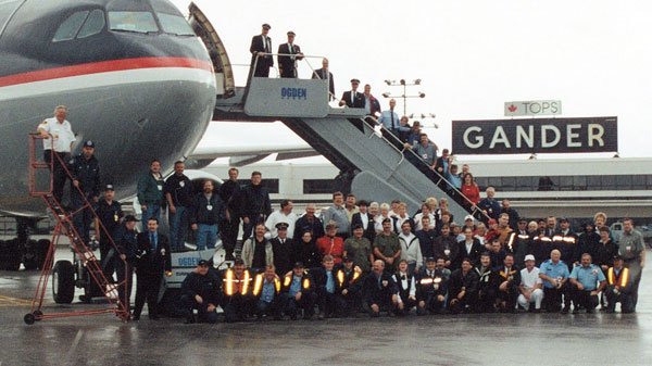 Goodable's tweet image. Twenty years ago today, a tiny town in Newfoundland took in 6,700  passengers who were stranded on 9/11.

They didn't care about politics or who the President was.

They opened their homes to complete strangers in their hour of need.

It's what neighbours do.

#Humanity 🇺🇲 🇨🇦
