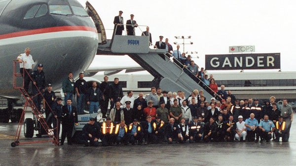 Twenty years ago today, a tiny town in Newfoundland took in 6,700  passengers who were stranded on 9/11.

They didn't care about politics or who the President was.

They opened their homes to complete strangers in their hour of need.

It's what neighbours do.

#Humanity 🇺🇲 🇨🇦