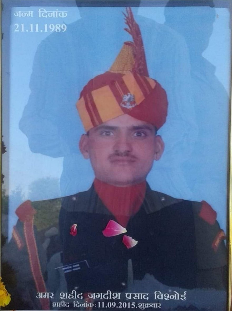 Anubakshi8's tweet photo. "GARUD KA HUN BOL PYARE"

Remembering 
GUARDSMAN JAGDISH PRASAD
2 GUARDS - 21 RR
SENA MEDAL (P)
on his Balidan divas today.

On this day in year 2015 ,brave soldier made "SARVOCH BALIDAN" RAJWAR Forest in Handwara while fighting with terrorists...

#KnowYourHeroes
#21RR https://t.co/2fMeRI7k1l