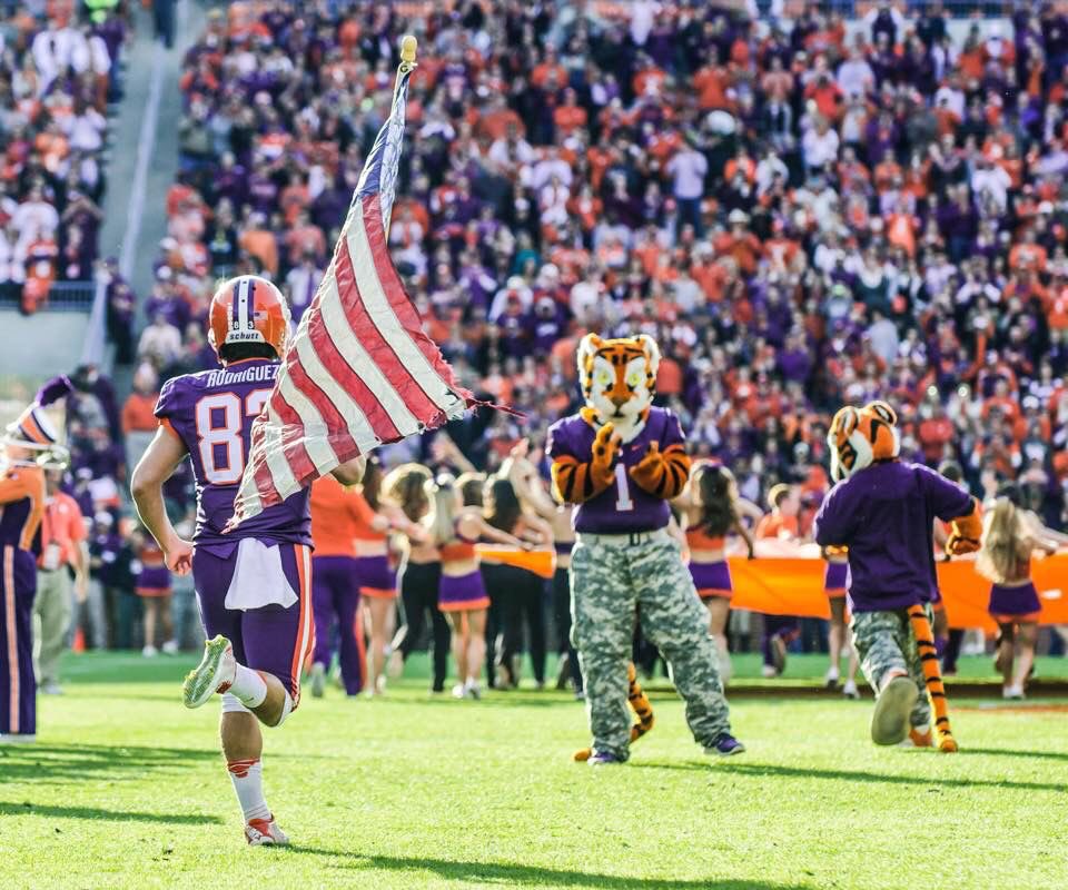 TigerCommenter's tweet photo. GET UP IT’S GAMEDAY &amp; WE WILL NEVER FORGET

#911NeverForget https://t.co/i5nL4IefA0
