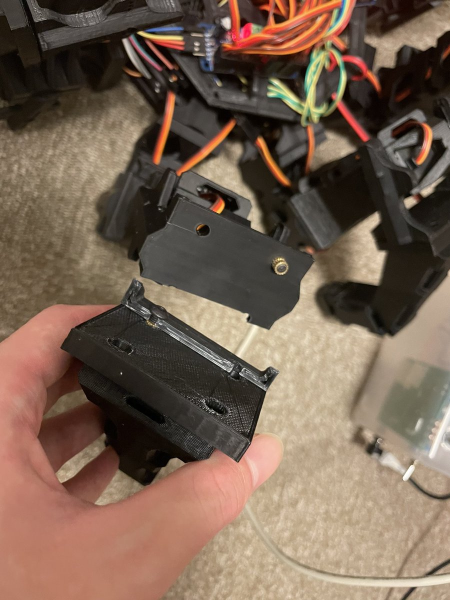 eternalfriend17's tweet image. 調子乗ってぐりぐり動かしてたら関節に相当するアングル材が折れました、つらい
#Rospider