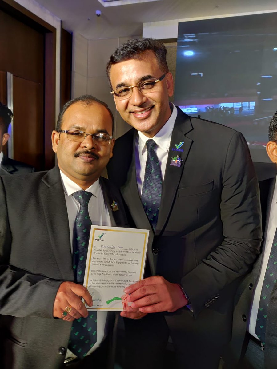 khanindrakdeka's tweet photo. #VestigePledge for #ToiyariDugoniJeetKi. Proud moment with Director of #Vestige Mr @VestigeDeepakS sir at Guwahati. #EkSath we are creating history. https://t.co/gWPSZKxIvF