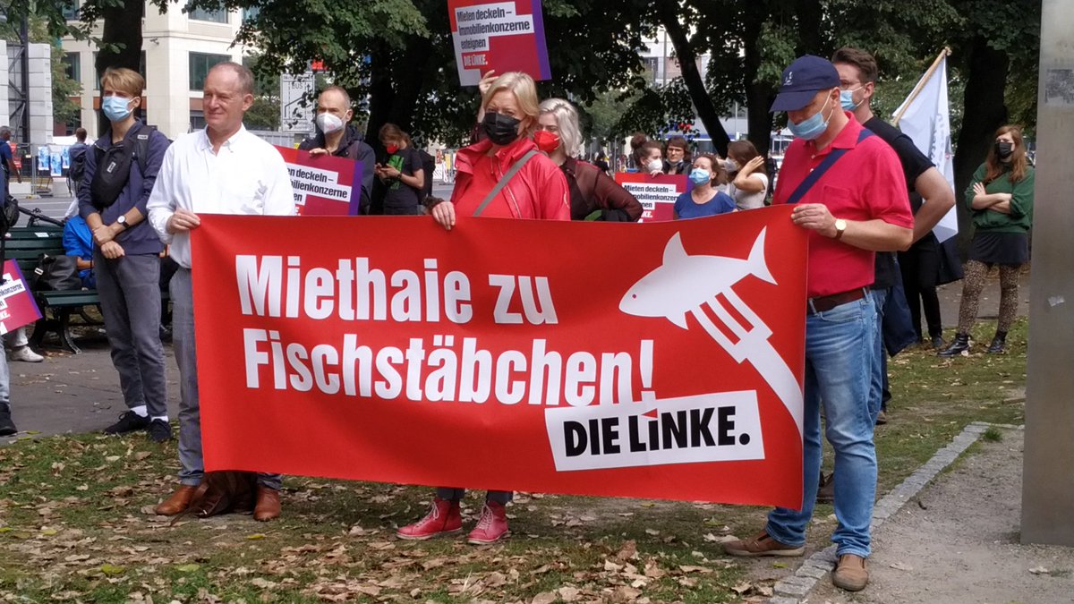 n_treu's tweet photo. Kämpferischer Auftakt von @dieLinke zur #Mietendemo21.

Wir haben ein Grußwort aus Leipzig mitgebracht + Solidarität zur #noiaa nach München geschickt. Die Kämpfe sind verbunden, denn:
Es geht um eine Stadt für alle! https://t.co/YUoBbAG30B