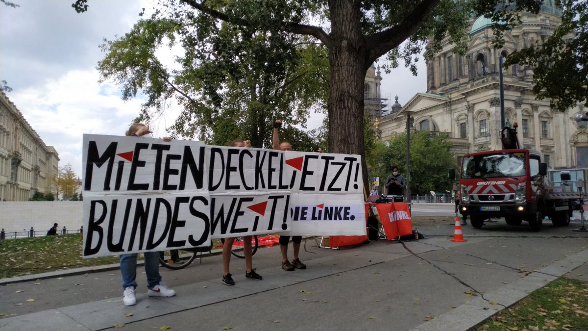 Kämpferischer Auftakt von <a href="/dieLinke/">Die Linke</a> zur #Mietendemo21.

Wir haben ein Grußwort aus Leipzig mitgebracht + Solidarität zur #noiaa nach München geschickt. Die Kämpfe sind verbunden, denn:
Es geht um eine Stadt für alle!