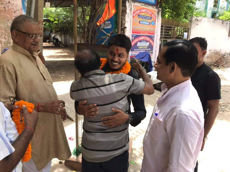 VineetNarayanS1's tweet photo. "पीढियां बदलती हैं ,प्यार और स्नेह कभी नहीं बदलता"
आज संगठन विस्तार को लेकर गया प्रवास पर था ,वहां पिताजी के समय के उनके साथिगण से मुलाकात हुआ 
सत्येंद्र कुशवाहा विचार मंच के गया ज़िला अध्यक्ष मनोनीत होने पे मनीष कुमार दाँगी जी को हार्दिक बधाई https://t.co/MiABFO7uzd
