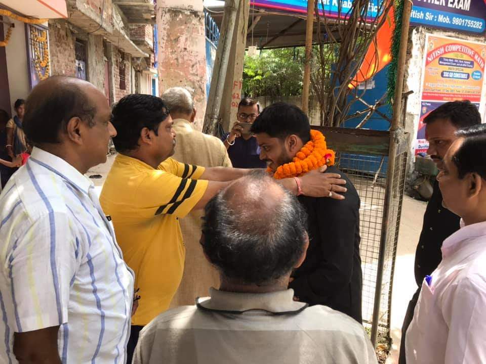 VineetNarayanS1's tweet photo. "पीढियां बदलती हैं ,प्यार और स्नेह कभी नहीं बदलता"
आज संगठन विस्तार को लेकर गया प्रवास पर था ,वहां पिताजी के समय के उनके साथिगण से मुलाकात हुआ 
सत्येंद्र कुशवाहा विचार मंच के गया ज़िला अध्यक्ष मनोनीत होने पे मनीष कुमार दाँगी जी को हार्दिक बधाई https://t.co/MiABFO7uzd