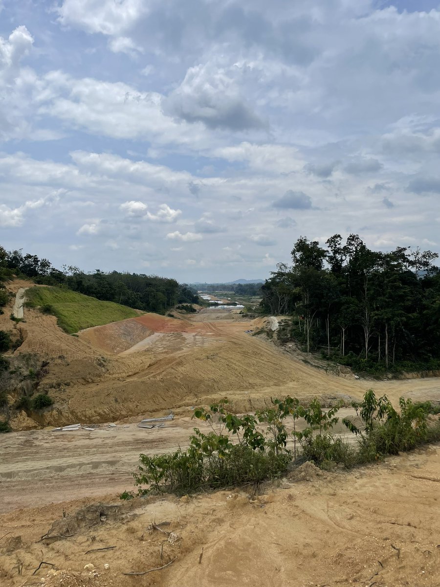 Ikhw4nZ's tweet photo. 11.09.21
YBhg Dato @irahmadredza, Timbalan KPKR (Sektor Infra) @JKRMalaysia mengiringi YB Datuk @ArthurJKurup, Timbalan Menteri @MOWorks ke lawatan tapak projek Central Spine Road (CSR) Seksyen 4C Sega Lama - Kuala Dong &amp; Seksyen 4D Kuala Dong - Kg Tanah Bercangkul, Raub, Pahang https://t.co/aCuC5gYNAS