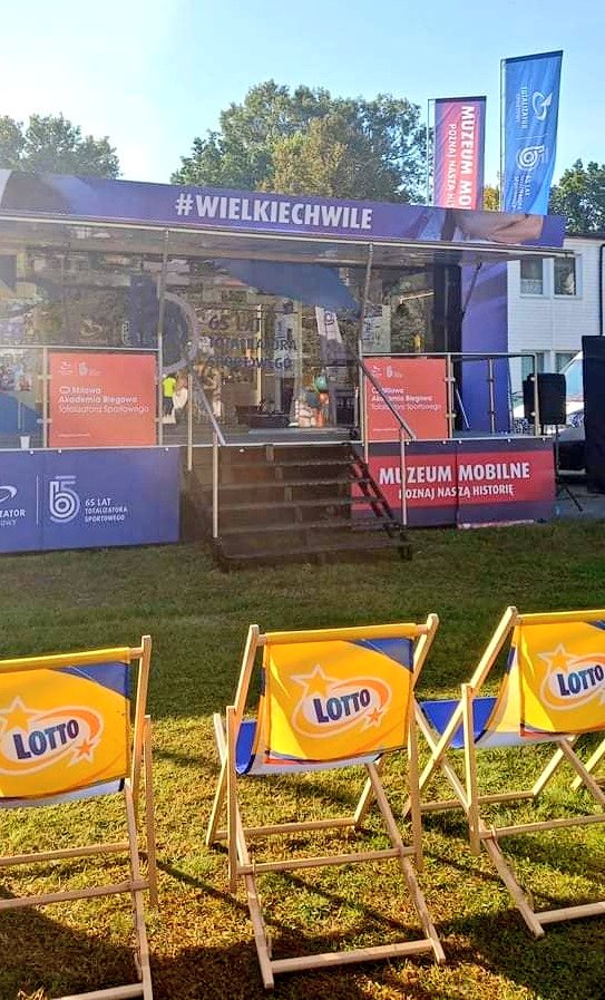 totalizator_sp's tweet photo. Trwa #1mila🏃‍♀️🏃‍♂️ na warszawskim #AWF.ie👍 Zapraszamy do strefy #LOTTO, w której czeka na Was nasze jubileuszowe #MuzeumMobilne😎❗
ℹ #TotalizatorSportowy jest Partnerem wydarzenia. #GramyDlaSportu #WygrywamyRazem #WielkieChwile https://t.co/34qnOzxdRg