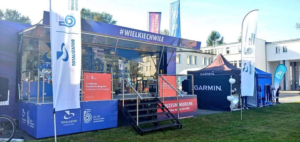 totalizator_sp's tweet photo. Trwa #1mila🏃‍♀️🏃‍♂️ na warszawskim #AWF.ie👍 Zapraszamy do strefy #LOTTO, w której czeka na Was nasze jubileuszowe #MuzeumMobilne😎❗
ℹ #TotalizatorSportowy jest Partnerem wydarzenia. #GramyDlaSportu #WygrywamyRazem #WielkieChwile https://t.co/34qnOzxdRg