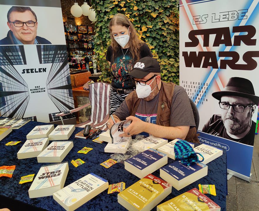 iFuBVerlag's tweet photo. #Autoren auf #Tour! An diesem Wochenende findet die #StarWars #PoweroftheForce #Convention in #Köln statt. Thorsten Walch &amp; Reinhard Prahl sind mit einem schicken Stand am Start. Natürlich kann man alle Werke des Duos vor Ort handsigniert erwerben. Dazu gibts nen netten Plausch! https://t.co/fjdZuG0cXg
