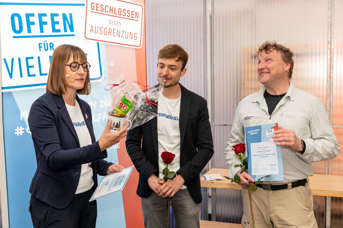 Juhu! Meine Waldprojektinitiative hat eine Auszeichnung bekommen! Inklusive Preisgeld. "Für besonders viel Kreativität, Herzblut, gesunden Menschenverstand und Pragmatismus".😊 Denn wer in den #Wald will, sollte es auch tun können! #Waldfüralle 🌳🌞🌲 facebook.com/per.busch.3/po…