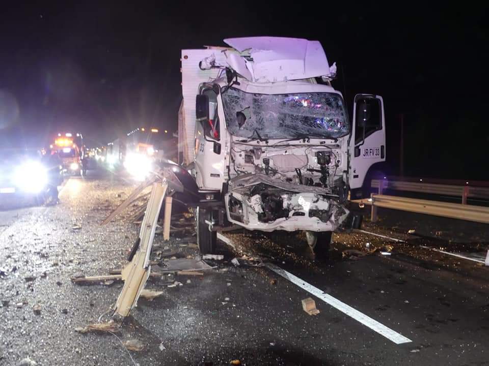 AndreaS56066873's tweet photo. #EstaMadrugada Violenta colisión de bus con camión, deja a una persona fallecida, 4 lesionados y a  35 afectados en la Ruta 5 Sur, kilómetro 344.
El fallecido,  se trata del conductor del bus de la empresa Narbus.
Salida de #PuertoSaavedra a #Santiago @REAraucania @Informa_100 https://t.co/PgmQI55lk8