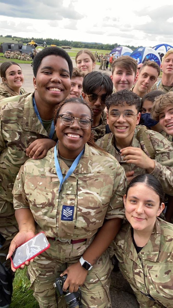 Did you know LaSER have the best cadets. Don’t fight it. It’s true. Look at those smiles post Chinook and Puma flights @RegComdtLASER @katherinealee @REGSSOLASER @ComdtAC ICYMI: facebook.com/339320190537/p…