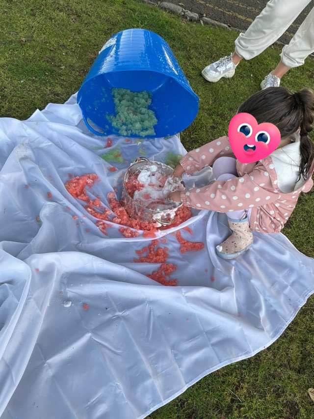 HANDSS_Group's tweet photo. This week was messy play at HANDSS. THANK YOU everyone for meticulously tidying up afterwards! “👦🏼 said his favourite part was throwing the foam at mum 🤣”
“🧑🏽‍🦱thoroughly embraced the messy play! 😣🙈”
#HANDSSGroup 
#tidypark 
#chalk 
#messyplay 
#crazysoap 
#bubbles 
#gellibaff https://t.co/PM3KKkt7nx