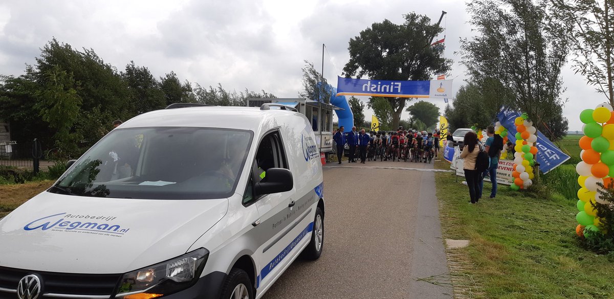 Nieuwelingen dames van start en direct koers. 3 koploopsters
Masja Keesman
Lisa van Heel
Zoë van Velzen
<a href="/KNWU/">KNWU</a> <a href="/janvanarckel/">Jan van Arckel</a> <a href="/rondevanameide/">St. Wielerronde Ameide</a> <a href="/5heerenlanden/">Gemeente Vijfheerenlanden</a> <a href="/KontaktAlblas/">Het Kontakt Alblasserwaard</a> <a href="/hetkontaktvhl/">Het Kontakt</a> <a href="/rtvutrecht/">RTV Utrecht</a>