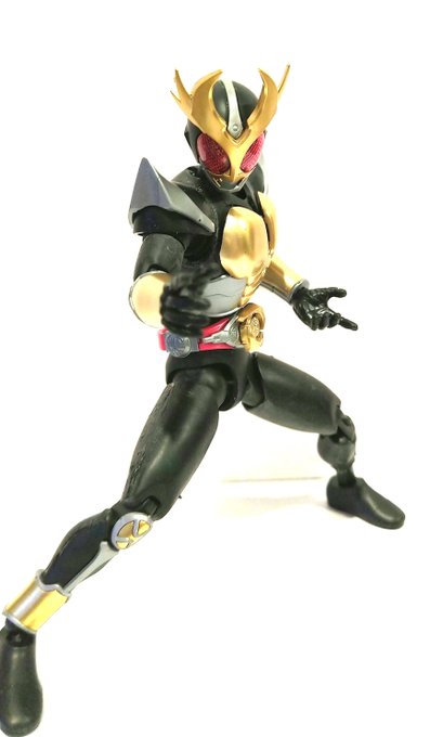 はいズルい～ ランナーパテで合わせ目消ししてる以外キットのまんまの組んだだけ(部分部分まだの仮組中)でこんなにかっこいいのズルいよ君

成形色プラモ状態なのにかっこいいの罪で逮捕ね(アギト確保)
本当完成品辺りと比べてもかっこよさで劣ってる気はしないですね 