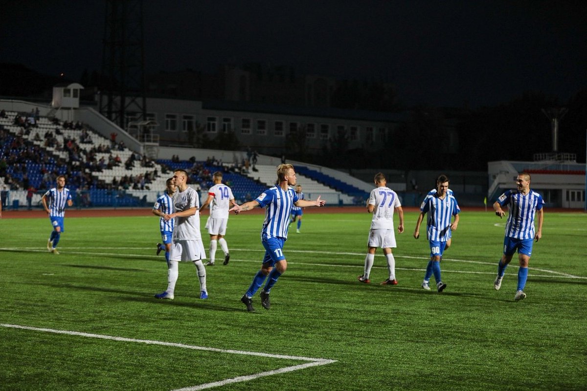 ⚽️ Ключевое событие матча Сокол (Саратов) — #ФкКалуга. Михаил Бородько на 43` задевает Фасхутдинова и получает 🟥. Тимур Крайков не смог помешать Демченко реализовать удар с «точки».

📷 фото — Виктория Дроздова (Саратов)

#СоколКалуга