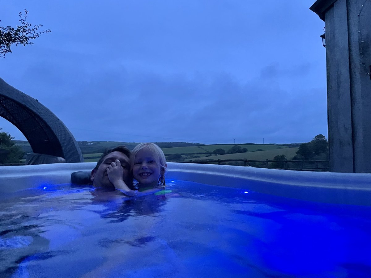 Water has such a calming effect, but it seems to have the opposite effect on children; especially after bedtime 🌙 
#shepherdshut #bude #ukholidays #familyfun abnb.me/wroiooWPsjb