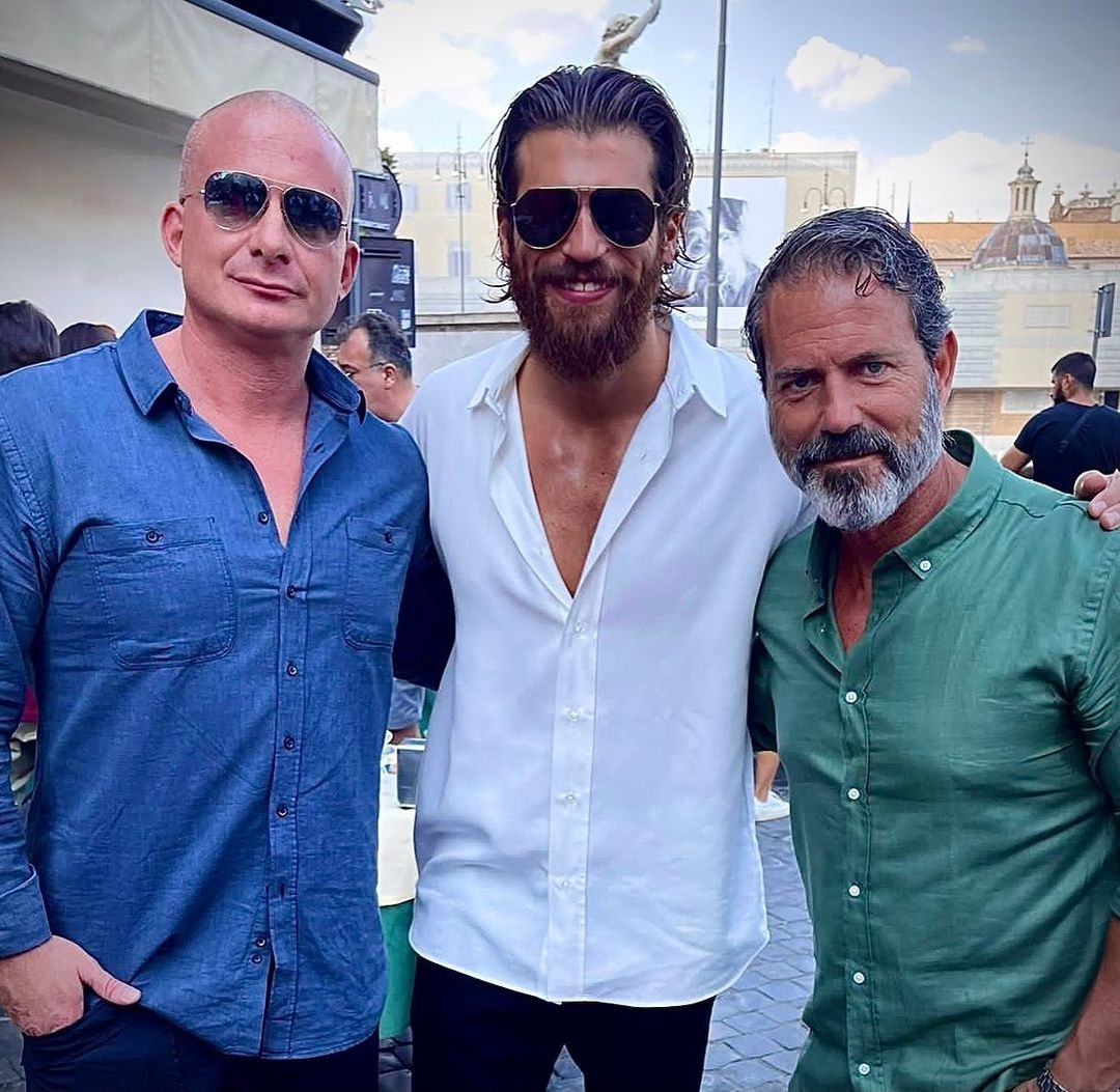 CanYamanTheKing's tweet photo. "Quello che caratterizza un essere umano sono le sue contraddizioni. Vogliamo fuggire e restare nello stesso tempo".
David Lagercrantz
Buongiorno e buon weekend con questo scatto postato da Can con la didascalia "Amici veri". โค๏ธ
#CanYaman #MacellariRoberto #FrancioMW #CanInRome https://t.co/9MsyYOuq5G