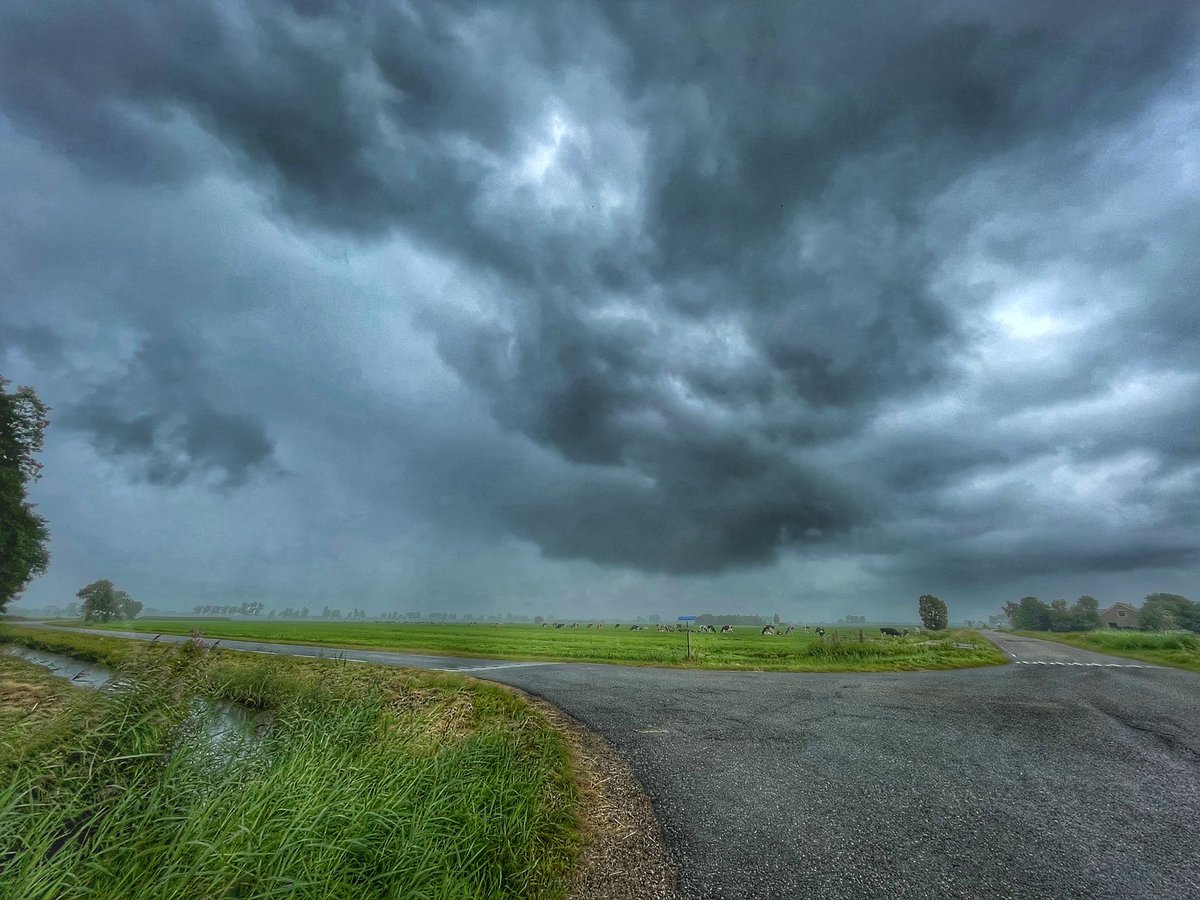 Donderwolken boven de polder van Ameide - Tienhoven a/d Lek <a href="/5heerenlanden/">Gemeente Vijfheerenlanden</a> <a href="/janvanarckel/">Jan van Arckel</a> <a href="/KontaktAlblas/">Het Kontakt Alblasserwaard</a> <a href="/hetkontaktvhl/">Het Kontakt</a> <a href="/rtvutrecht/">RTV Utrecht</a> <a href="/KNWU/">KNWU</a> <a href="/SjorsFrohlich/">Sjors Fröhlich</a> <a href="/Polderkoers/">ArnoWallaardMemorial</a>