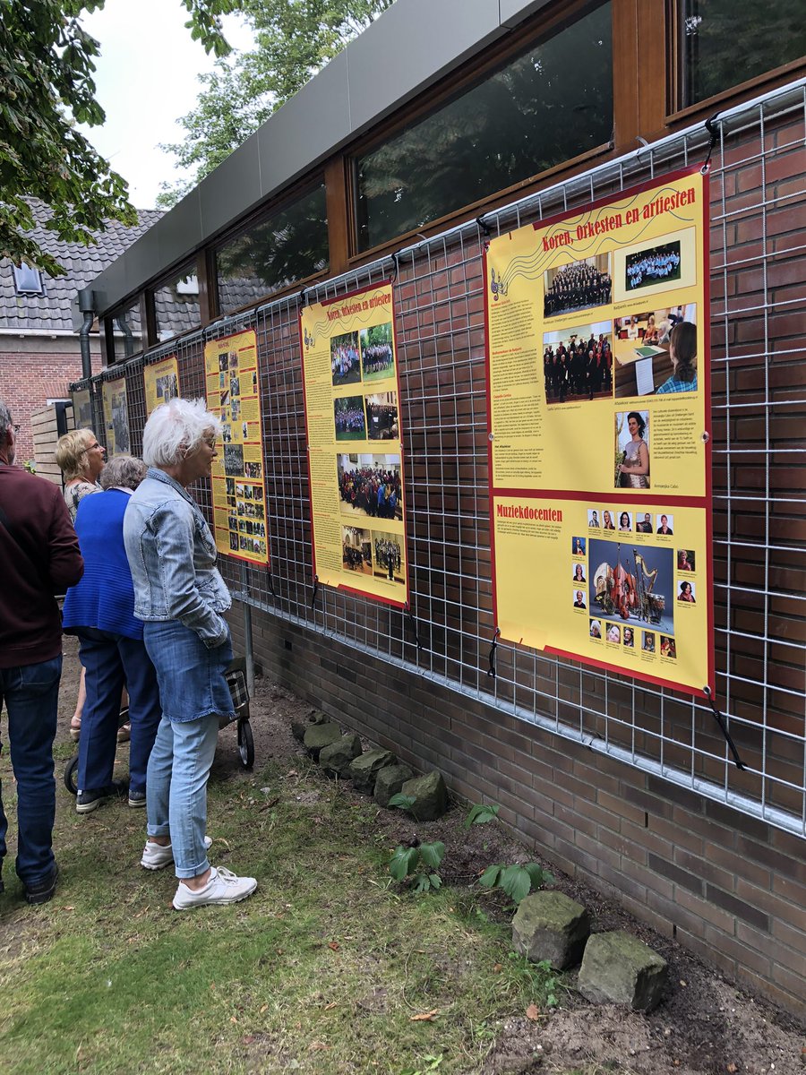 RobJorg1's tweet image. Muziek in Driebergen leeft, vroeger en nu. Van de 125 jaar (+2 dagen!!🥂) jonge harmonie Aurora via de Blue Diamonds tot Jim van der Zee. Ze staan op de posters die bij @VroegerenNu3B buiten hangen. Binnen nog meer te bewonderen in de leuke tentoonstelling.