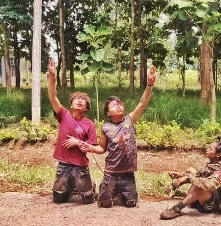 YeMyoHein5's tweet photo. A photo of Two Karenni teenagers who fought against the junta raised Three-fingers, reportedly after being arrested and tortured by the Myanmar military, on their knees, before being cold-bloodedly murdered. https://t.co/qUHRtB4D8E